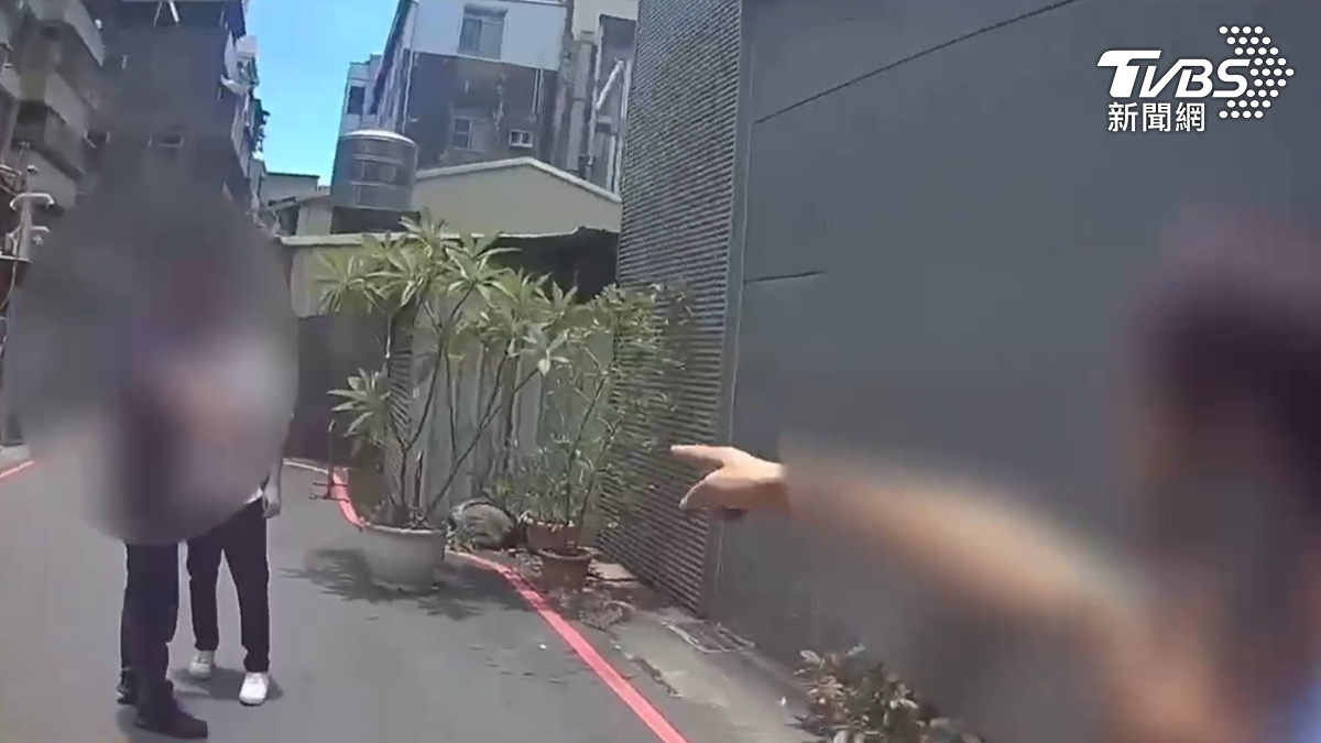 受害粉絲們設計圈套，約嫌犯見面，協助警方成功將這名通緝犯逮捕歸案。（圖／TVBS）