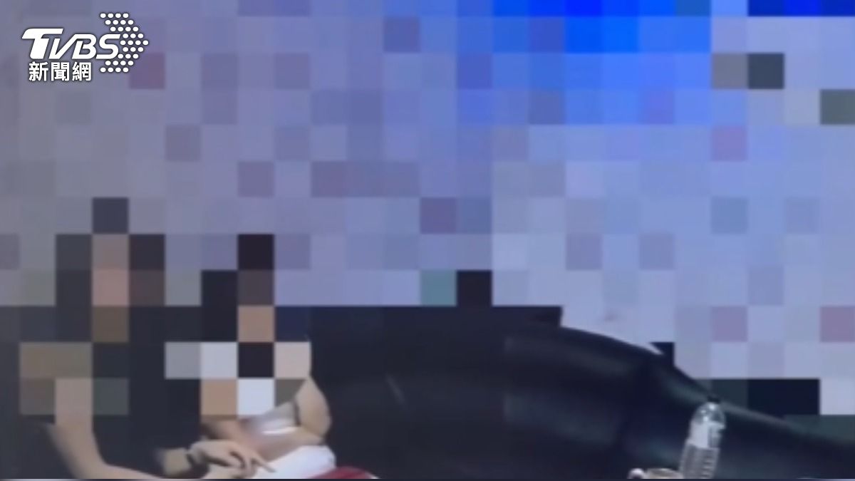 女侍為多賺錢,竟褪去上衣與酒客親熱。(圖/TVBS)