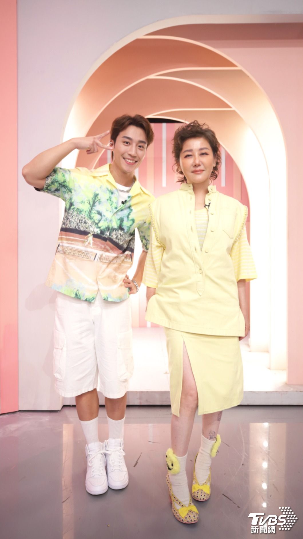 藍心湄(右)和卞慶華在節目建立起極佳的主持默契。(圖/TVBS)