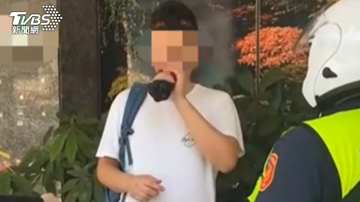 警到場波蘭籍男子不以為意喝飲料。(圖/TVBS)