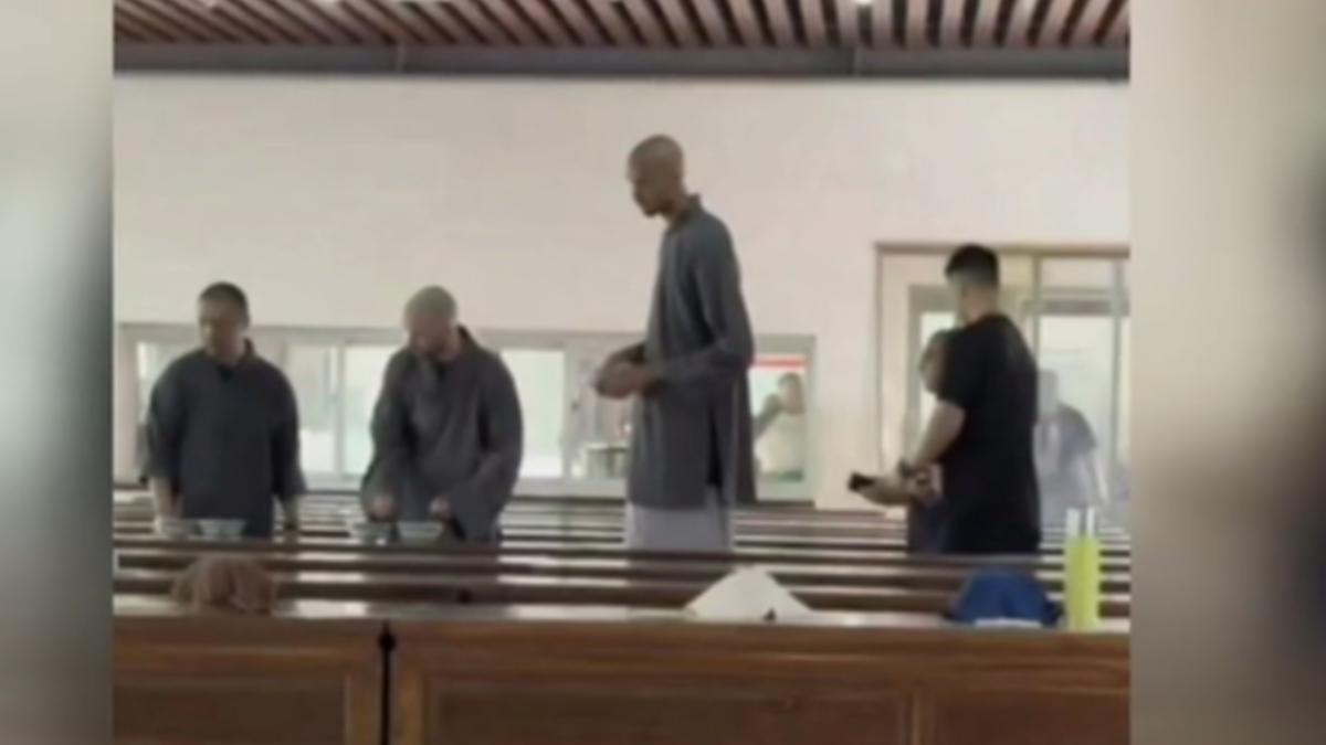 NBA球星溫班亞馬，穿著少林寺灰色練功服。（圖／微信公眾號 中華武魂）