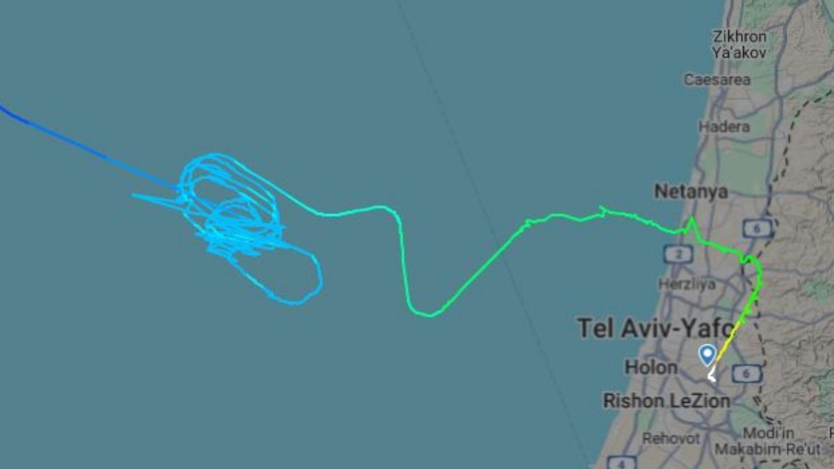 一架班機在以色列外海瘋狂盤旋。（圖／取自flightradar24.com）