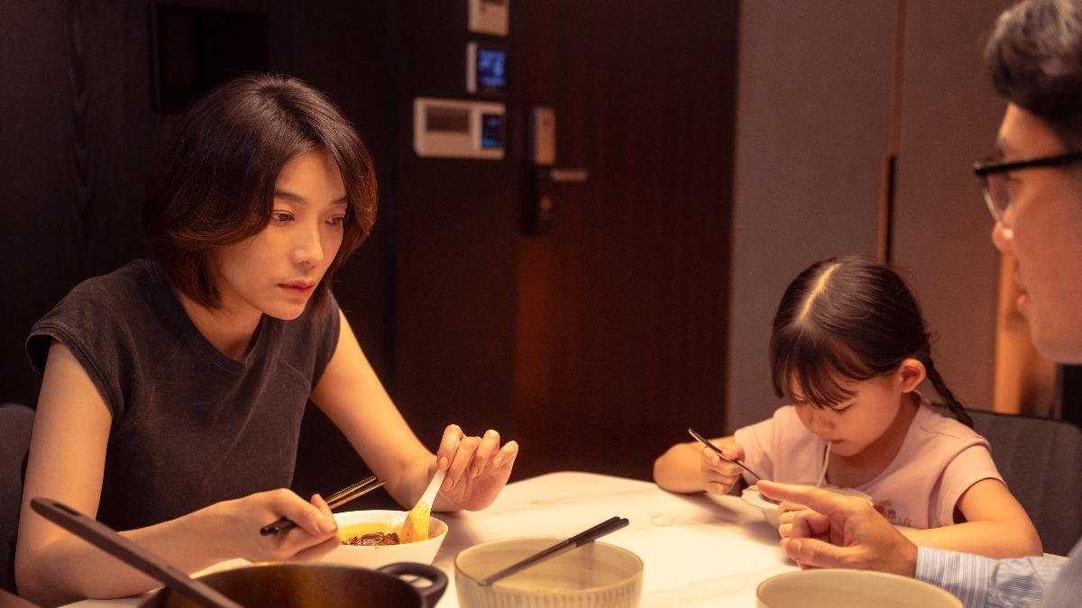 蔡淑臻(左)婚後邁入賢妻生活。(圖/逆光電影提供)