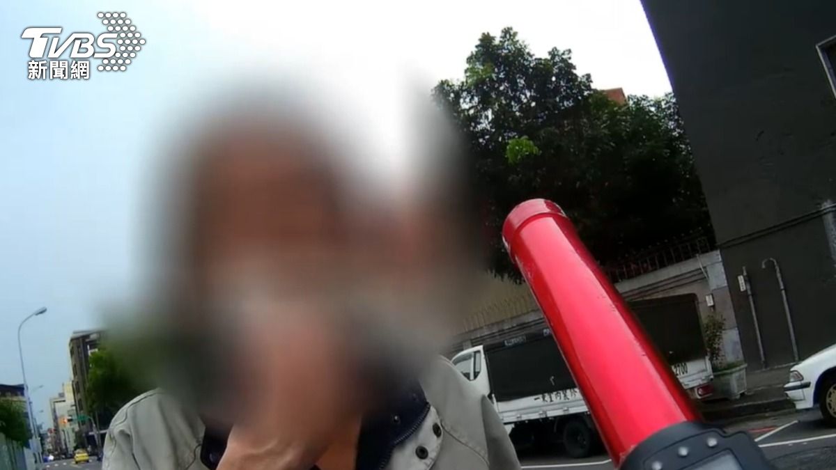 男子酒駕騎單車被開罰 試圖用物理公式說服員警。(圖/TVBS)