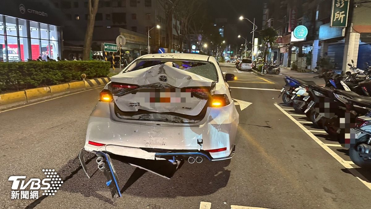 小客車後方被撞凹變形。(圖/TVBS)