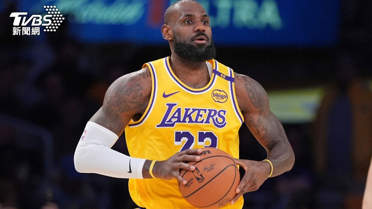 美國洛杉磯NBA湖人隊老闆巴斯家族，以天價100億美金將球隊賣給大聯盟道奇隊老闆華特，創下體壇史上最貴交易。（圖／達志影像美聯社）
