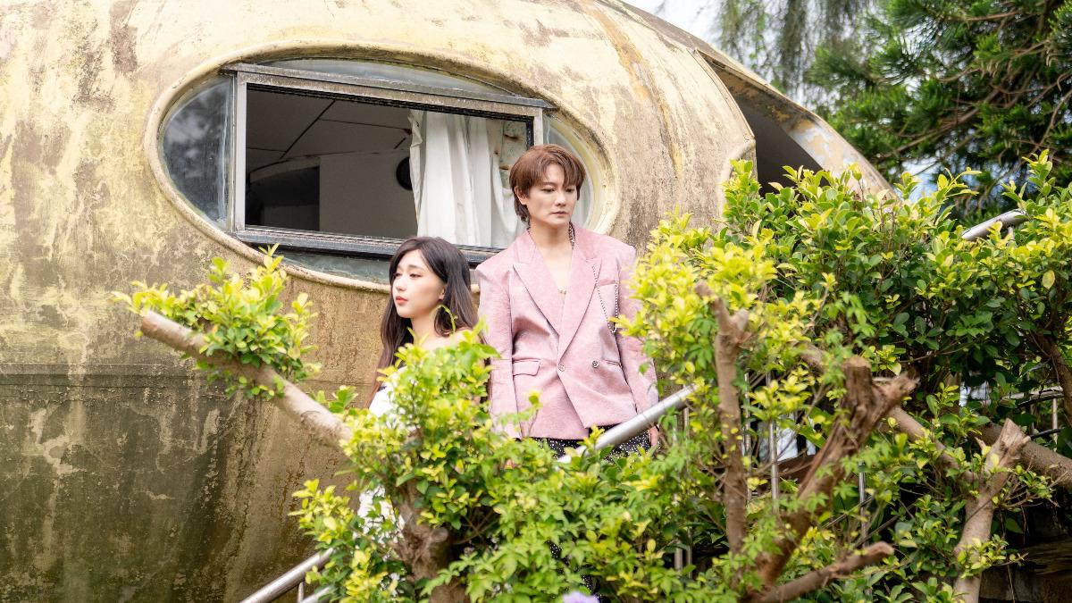阿沁和夏娜到三芝飛碟屋拍攝MV。（圖／九日影業提供）