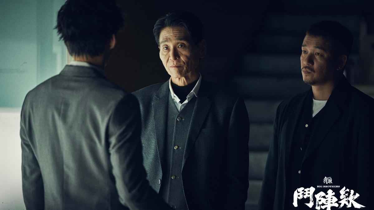 喜翔飾演的「東門幫」喜爺不放棄都更大餅,對其他人的地盤虎視眈眈。(圖/曼尼娛樂提供)
