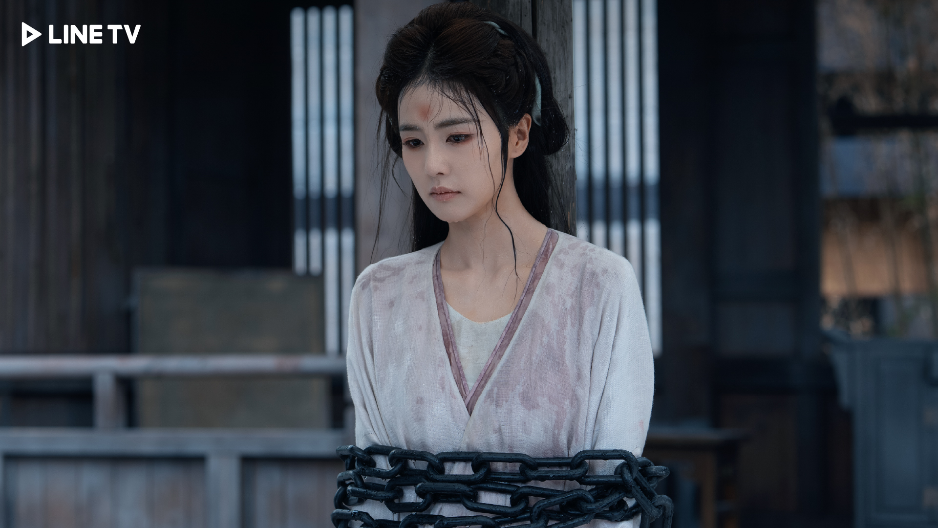 白鹿劇中被村民認為是妖孽,捆綁在木樁上焚燒示眾。(圖/LINE TV提供)