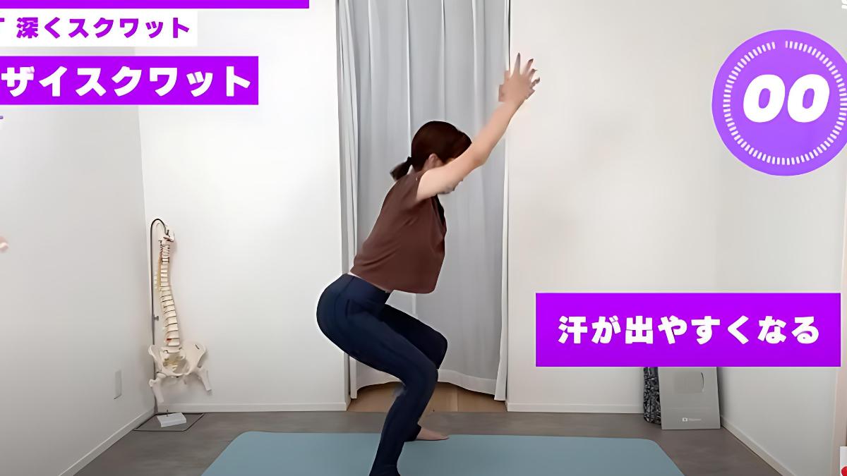 日本健身Youtuber morimoto fit分享飯後深蹲。（圖／翻攝自YT「アラフォーから始める体つくりch - morimoto fit -」）