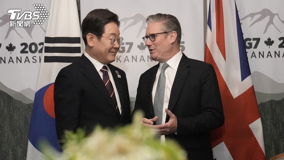 英國首相施凱爾（右）與南韓總統李在明（左）。（圖／達志影像路透社）