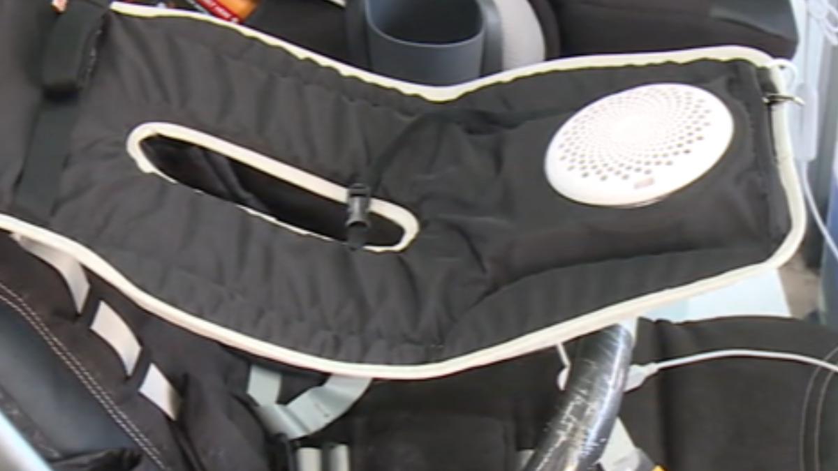 天熱坐推車...嬰兒、毛孩都難受！「風扇涼墊」夯（圖／TVBS）
