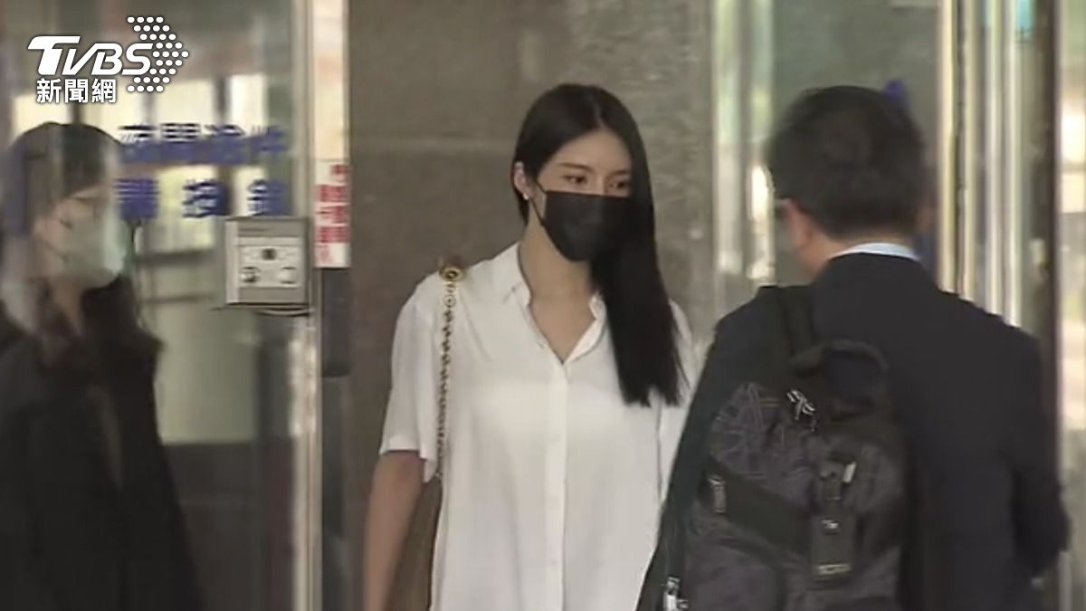 王大陸女友闕沐軒出庭。（圖／TVBS）