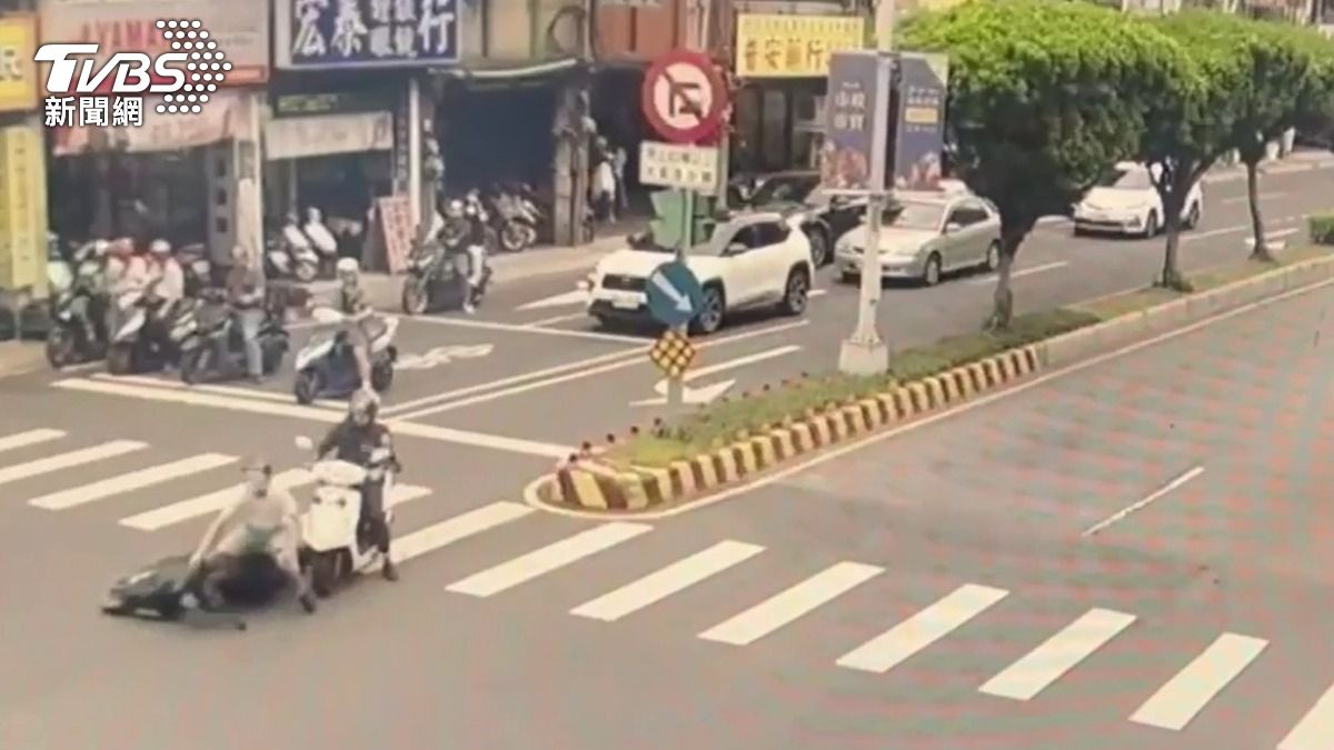 失聯移工拒檢自摔還落跑遭警逮。(圖/TVBS)