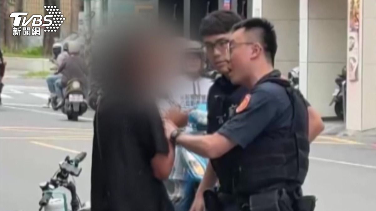 宋姓男子不滿警方態度差,當街與員警互相嗆聲。(圖/TVBS)