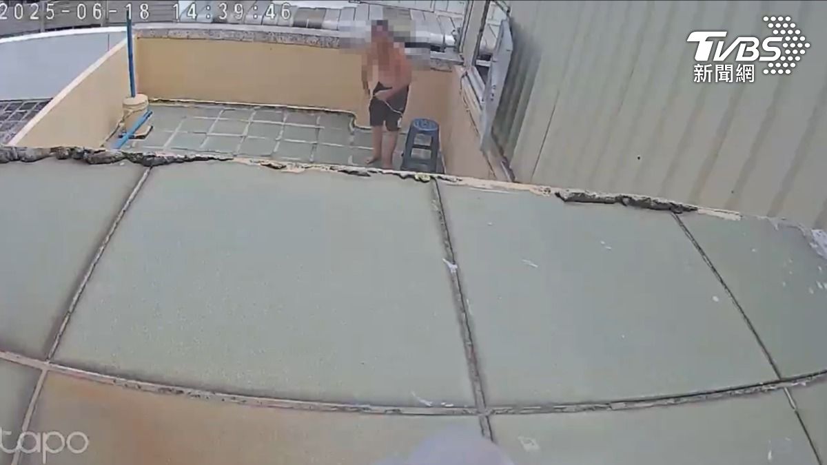 鄰長裸身爬隔壁屋頂，鄰居驚嚇怒報警（圖／當事人提供）