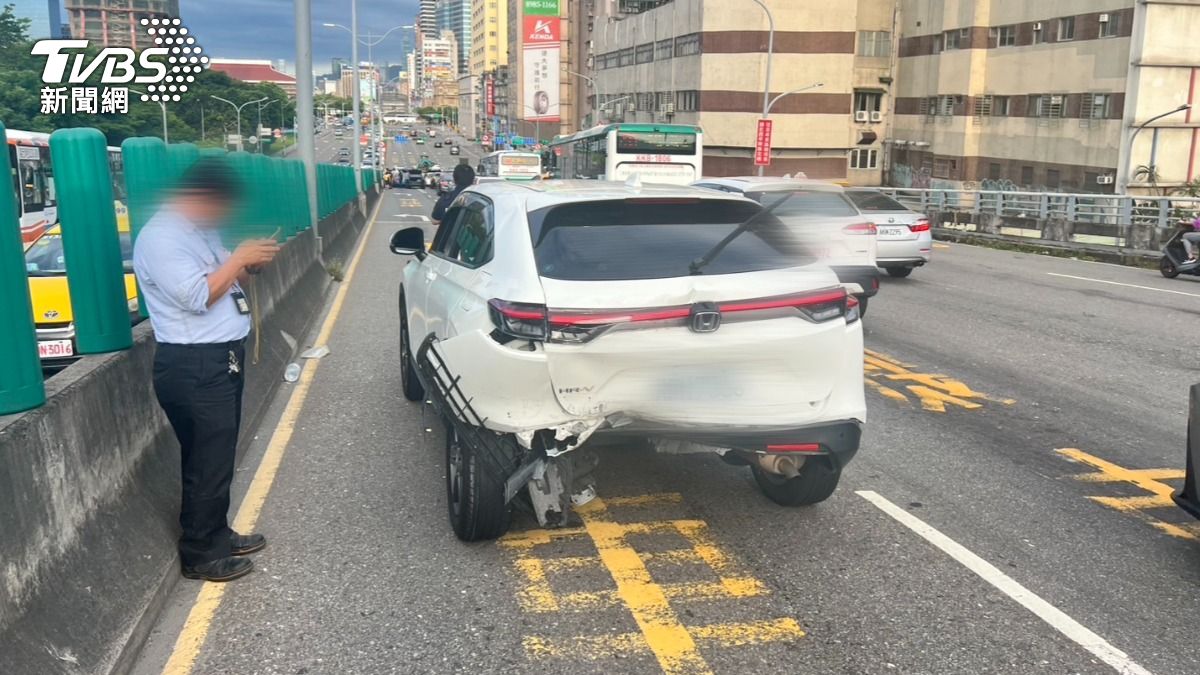 肇事駕駛31歲陳男先撞到1輛汽車,緊接著又再追撞另2車。(圖/TVBS)