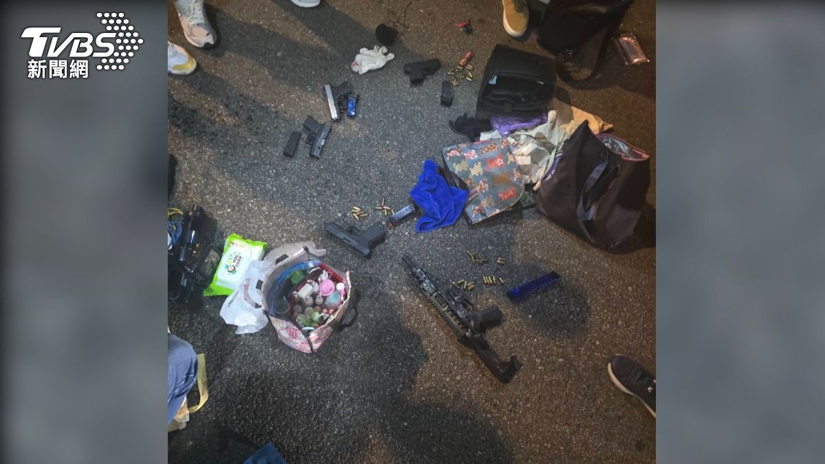 陳男車內查獲1把長槍、4把短槍,還有數十顆子彈,以及疑似為毒品的物品。(圖/TVBS)