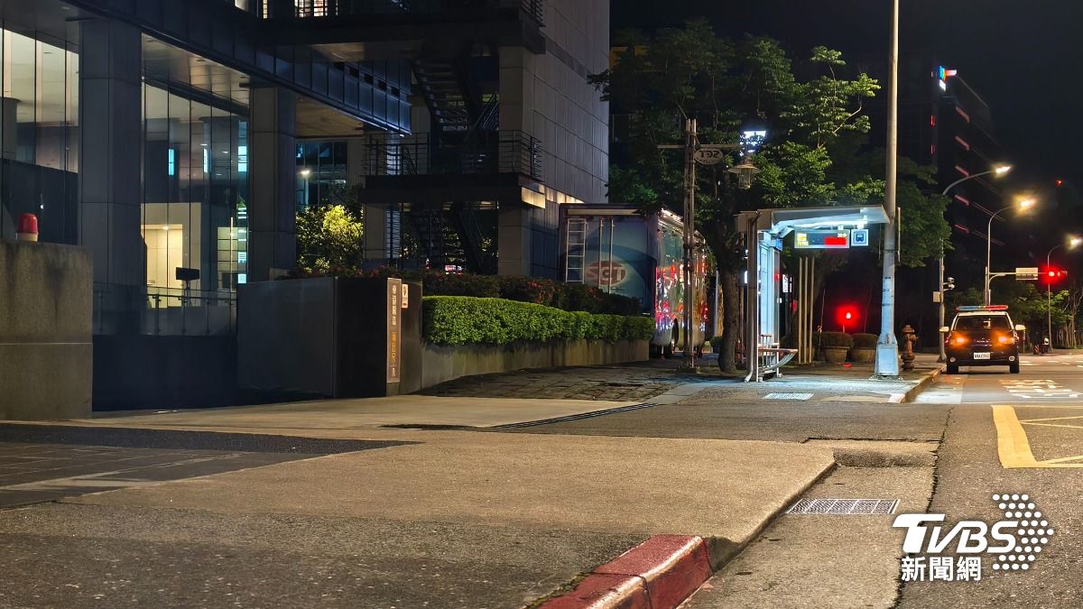 嫌犯在三立電視台車道口敲打李正皓車窗要求理論，當李搖下車窗，對方立即朝他噴灑辣椒水後逃跑。（圖／陳冠宇攝）