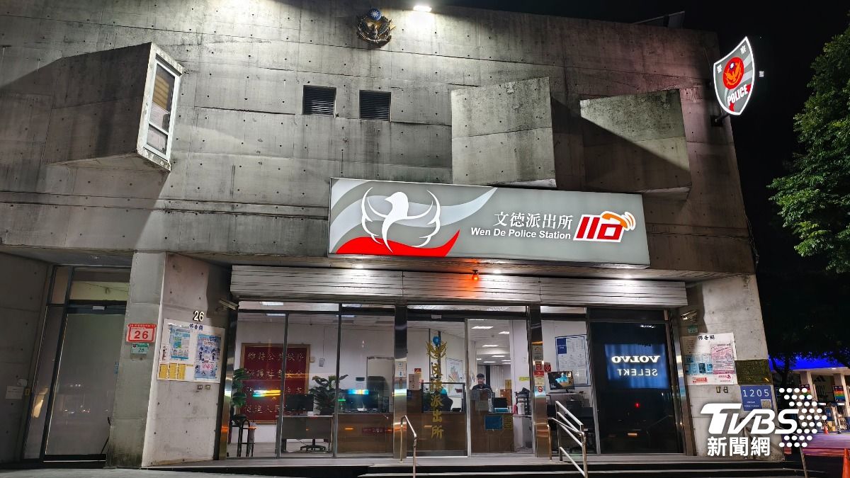 李正皓在簡單沖洗眼睛確認無大礙後，隨即開車前往文德派出所報案。（圖／陳冠宇攝）