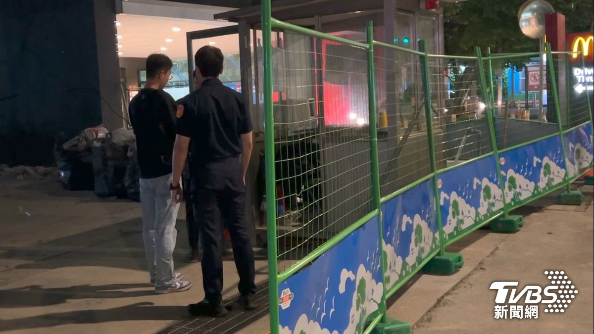 警方在案發地周遭調閱相關監視器畫面。（圖／TVBS）
