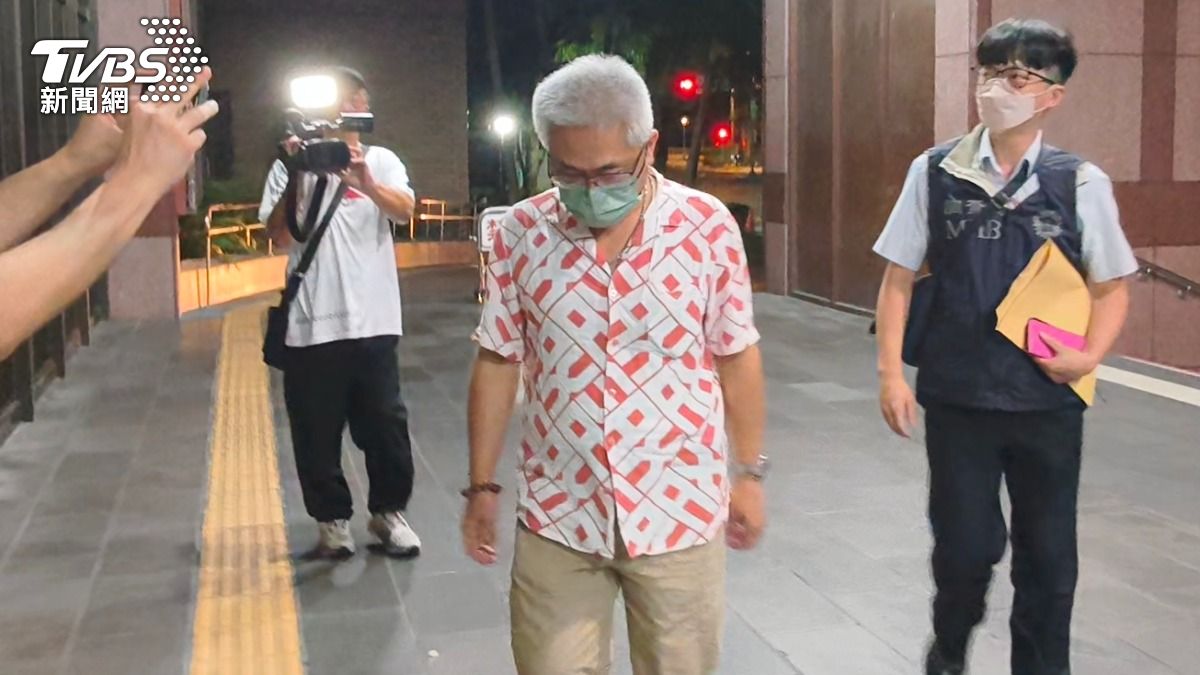 新華泰富前董事長何佳洲以80萬元交保並限制出境、出海。(圖/TVBS)