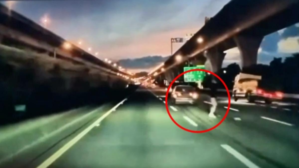 國道一號北向54.6公里中壢服務區路段發生追撞車禍。（圖／翻攝自社會事新聞影音）