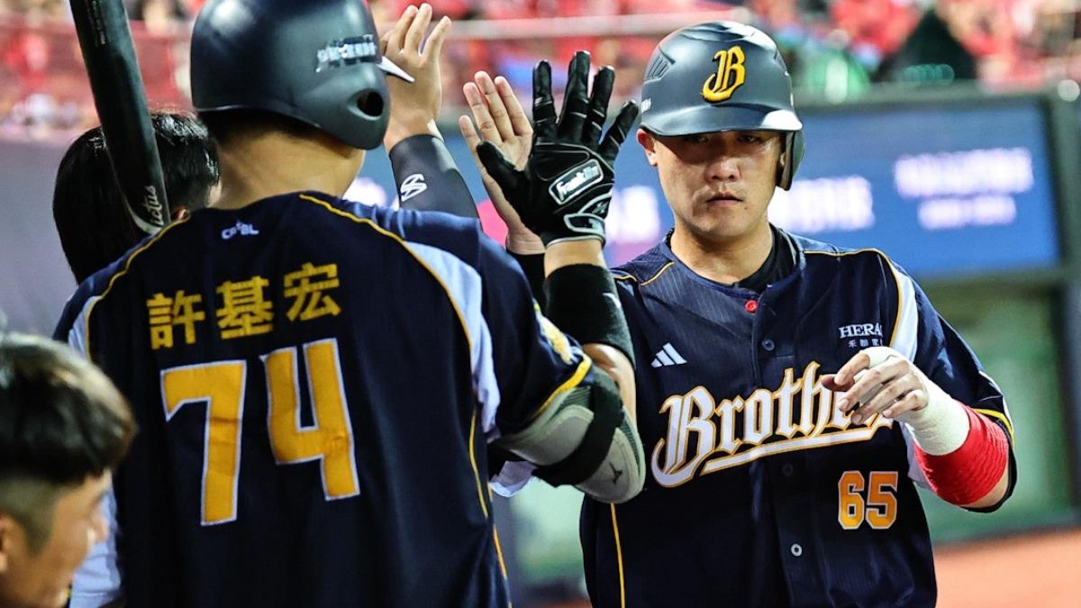 中職/高宇杰忍痛「擊出3安打」!領兄弟擊退龍隊 中止3連敗