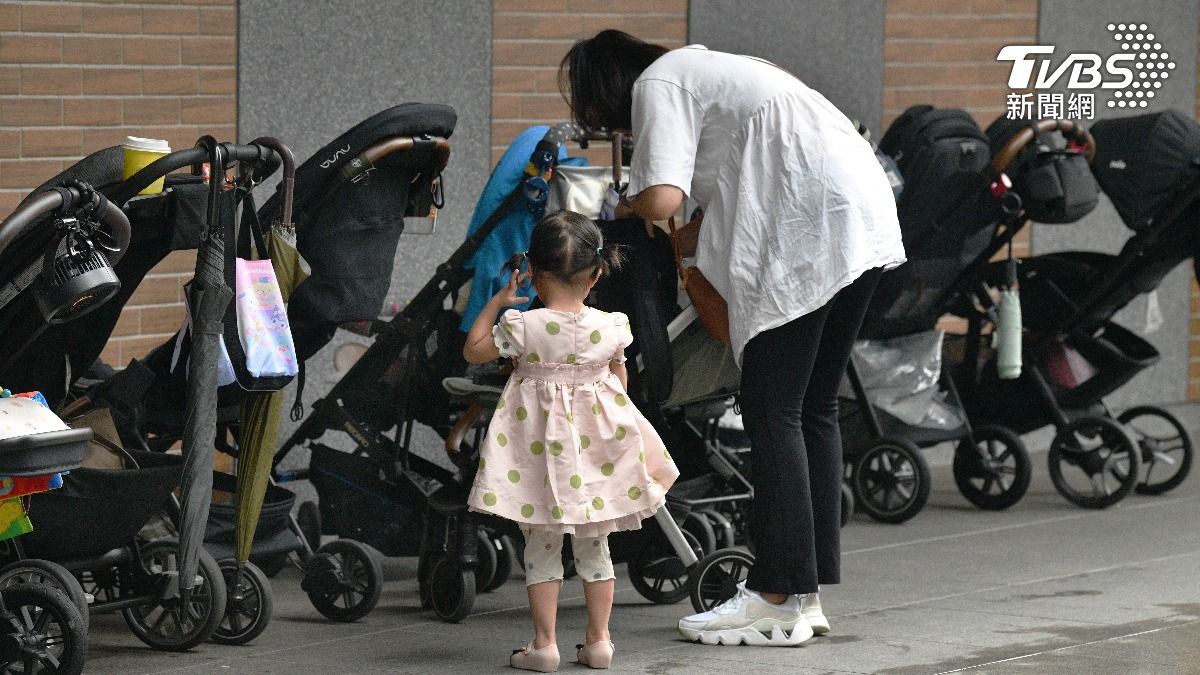 職場女性背負龐大壓力,也易被雇主或同事視為負擔,進一步影響考績與加薪申請,導致部分女性最終選擇退出職場。(圖/胡瑞麒攝)