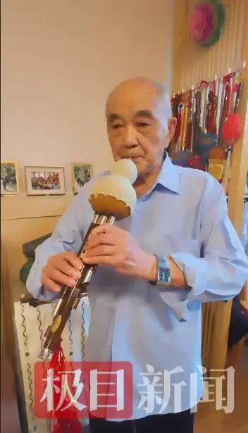 姜爺爺是文藝達人,無論是書法、作畫、奏樂都難不倒他。(圖/翻攝自極目新聞)