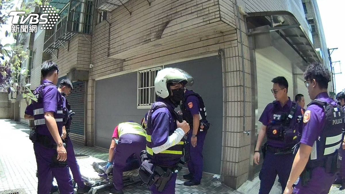 男子拒檢逃逸撞飛騎士,最後自撞。(圖/桃園分局提供)