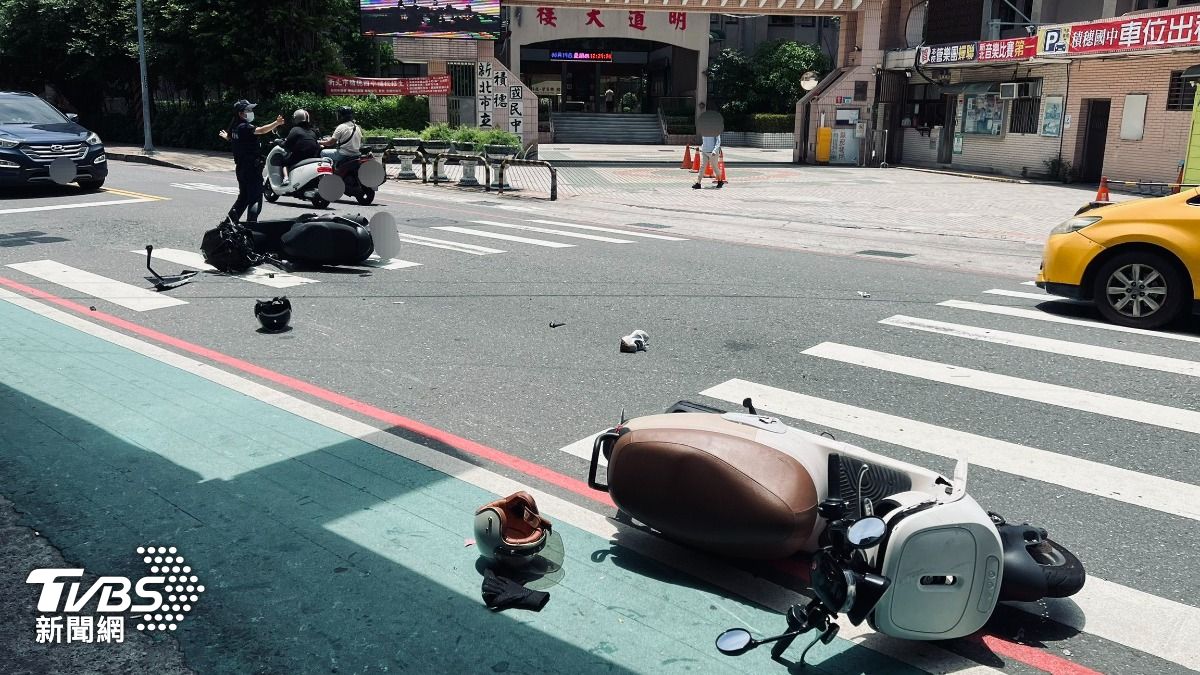 有片／迴轉遭追撞！新北男再撞對向車慘摔　肇事駕駛秒開溜