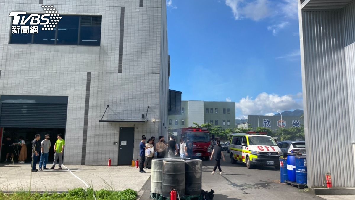 宜蘭蘇澳一處珠寶加工場起火燃燒,共有12名員工送醫。(圖/TVBS)