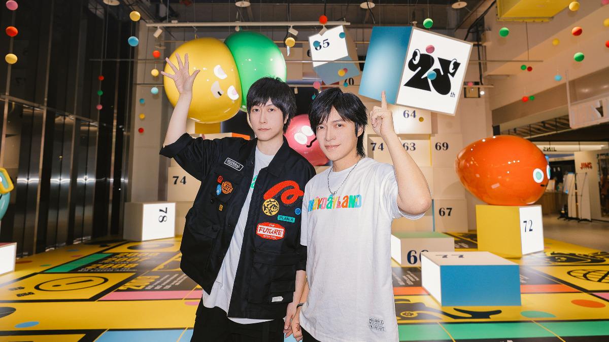 阿信（左）和怪獸前往參觀MAYDAYLAND台北限定特展。（圖／相信音樂提供）