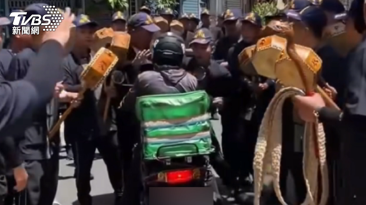 廟會封路繞境，外送員硬闖陣強硬通行，廟會人員一度阻攔推車。（圖／翻攝宗教爆報）