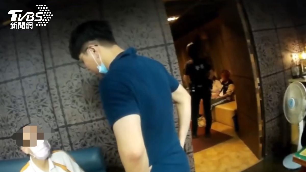 警方喬裝男客假意消費，逮獲負責人、3名女服務生。（圖／TVBS）