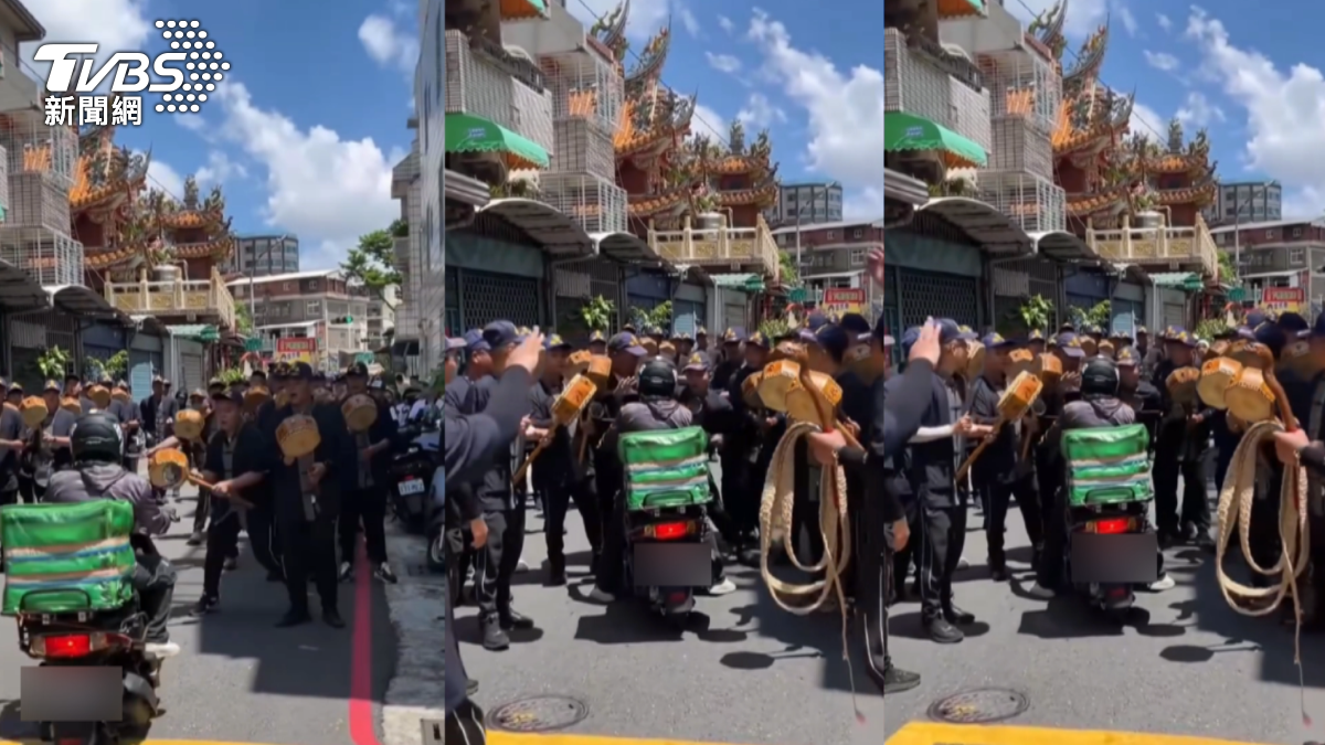 廟會封路繞境，外送員硬闖陣強硬通行，廟會人員一度阻攔推車。（圖／翻攝宗教爆報）