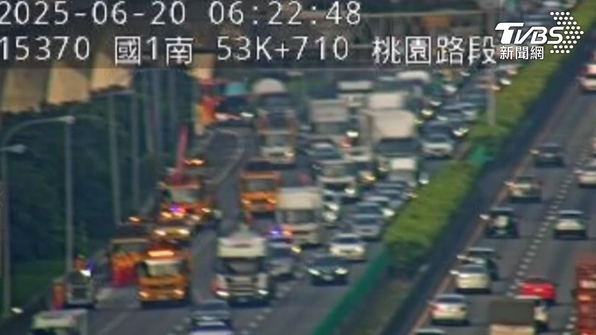翻車事故導致車流回堵。（圖／TVBS）