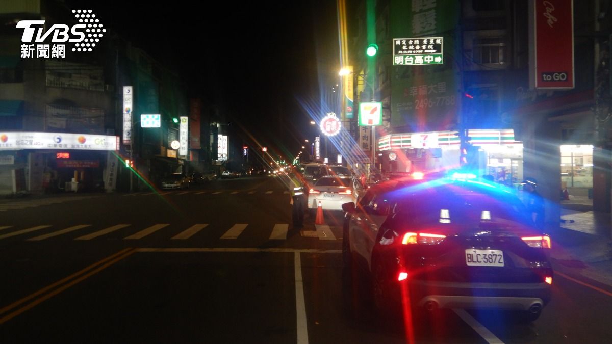 邱男突然從內側車道右轉，導致後方同向直行的魏男煞車不及猛撞。（圖／TVBS）