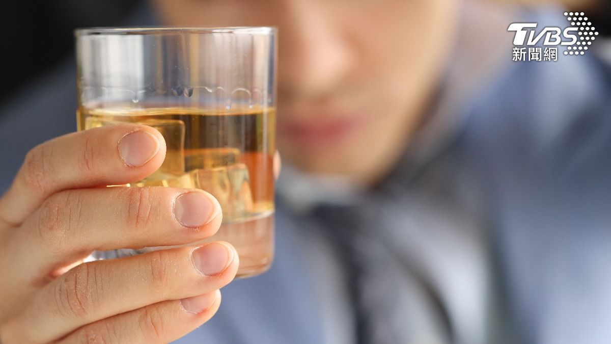 天冷喝酒取暖超危險!醫:「散熱非產熱」酒後易失溫恐奪命