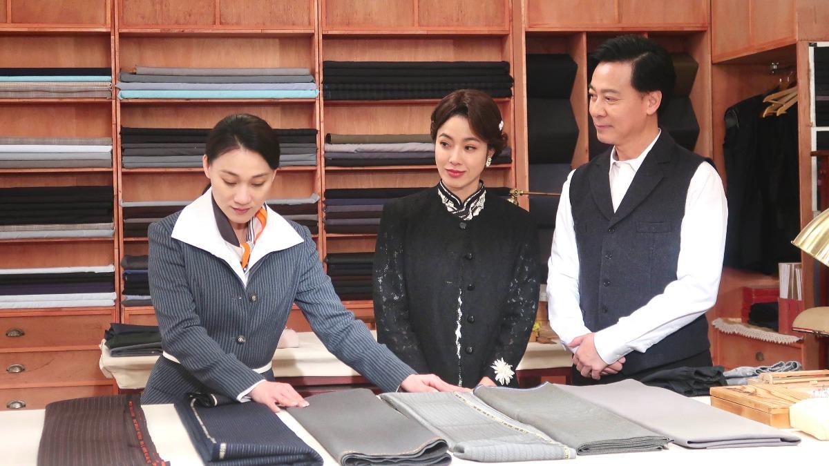 何佩芸（左）劇中到尹昭德和黃瑄的西服店訂製西服。（圖／台視提供）