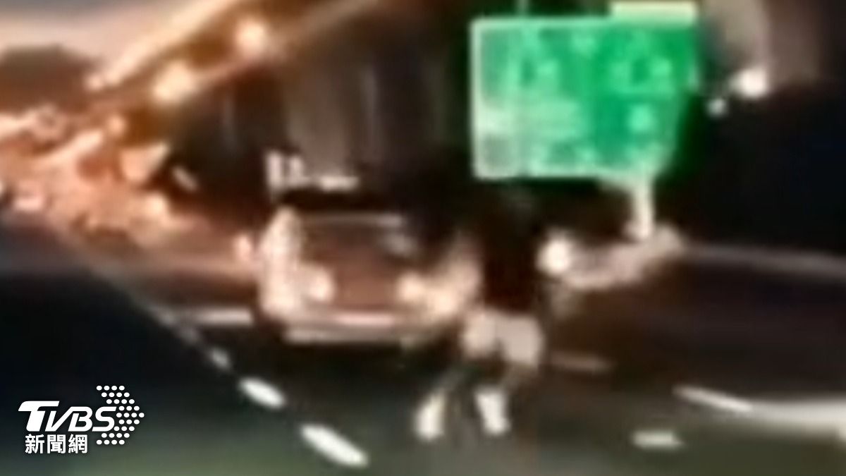 駕駛國道上跳動揮手示意後方來車。(圖/翻攝:社會事新聞影音)