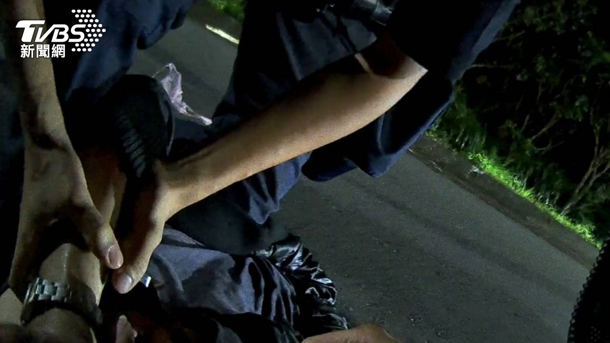 男子在深夜前往豆腐岬「持刀搶車」被逮。（圖／TVBS）
