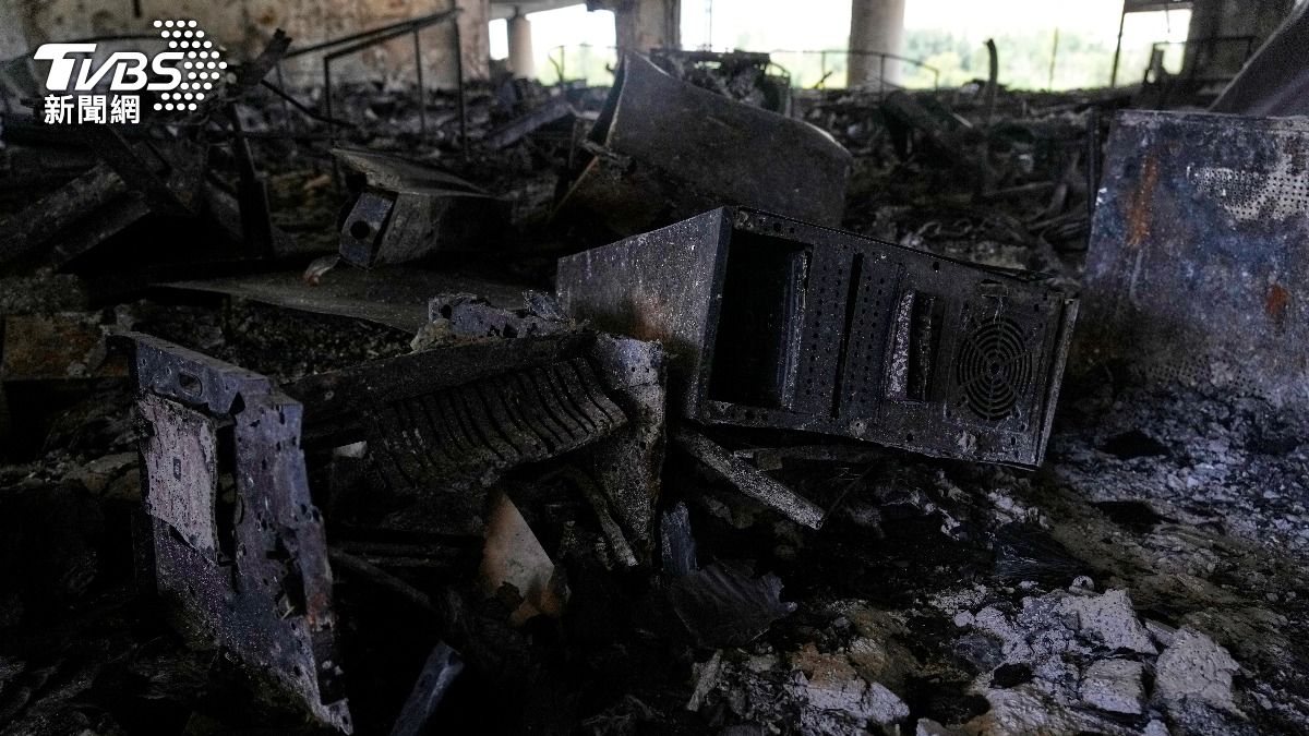 CNN記者重回伊朗國家電視台,直擊以色列飛彈襲擊後的慘況,辦公室設備都被爆炸高溫燒到焦黑熔化。(圖/達志影像美聯社)