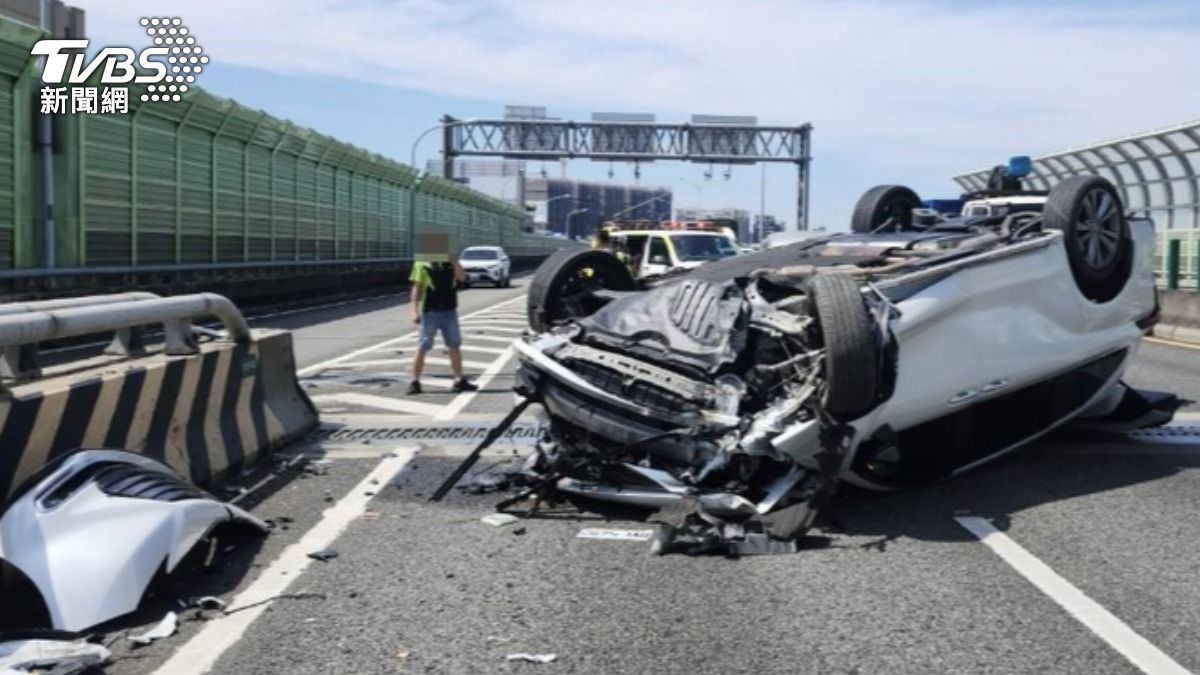 台74線驚險翻車!撞分隔島「底盤朝天」 29歲男掛彩