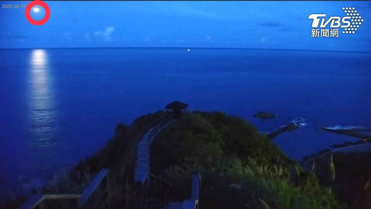 有片/懸停光點現蹤花蓮海面上空 東管處鏡頭君直擊神秘景象