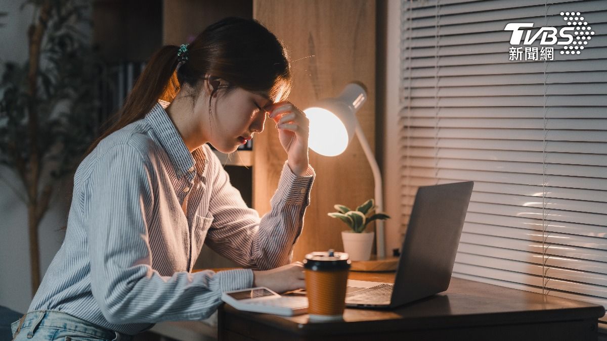 美國哈佛大學醫學專家曾警告，4種常見的壞習慣會加速腦部萎縮。（示意圖／達志影像shutterstock）