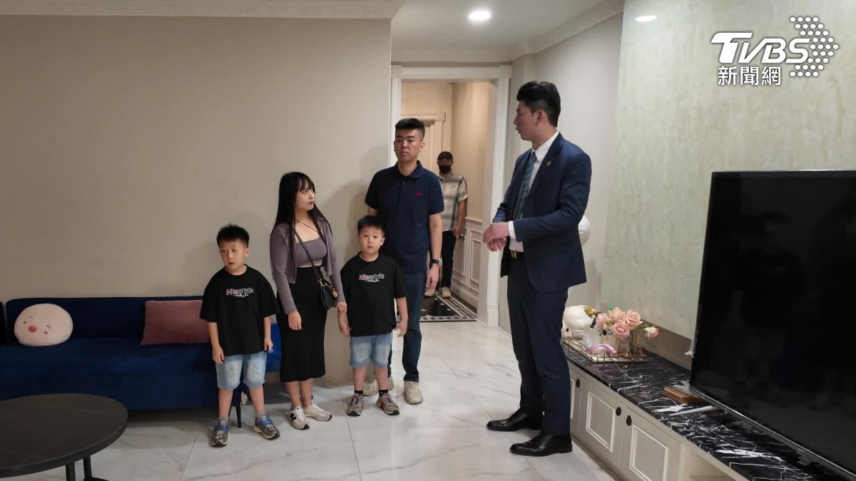 房仲帶看房。（圖／TVBS)