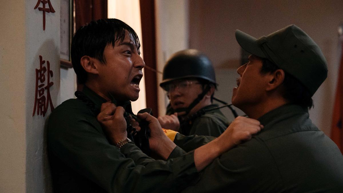 大鶴(左)因為氣胸沒當過兵, 感謝出演《閩江船事件》可以圓當兵夢。(圖/沉默老兵電影 提供)