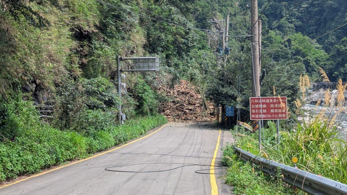 台中八仙山遊樂區入口坍方!土石塌道路斷 近百人受困急休園